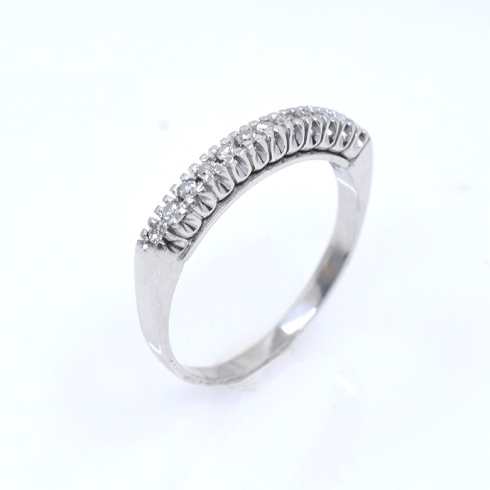 Anillo medio sin fin en oro 18k blanco con brillantes Anillo medio sin fin en oro 18k blanco con brillantes