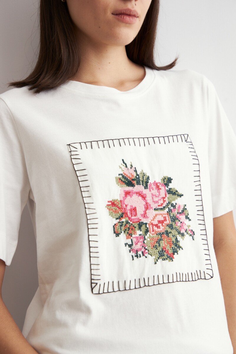 Remera aplique bordado crudo