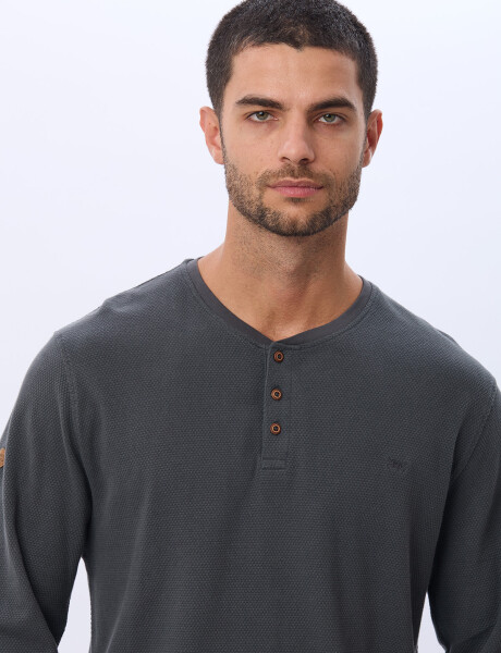 REMERA ALGODÓN CON BOTONES GRIS