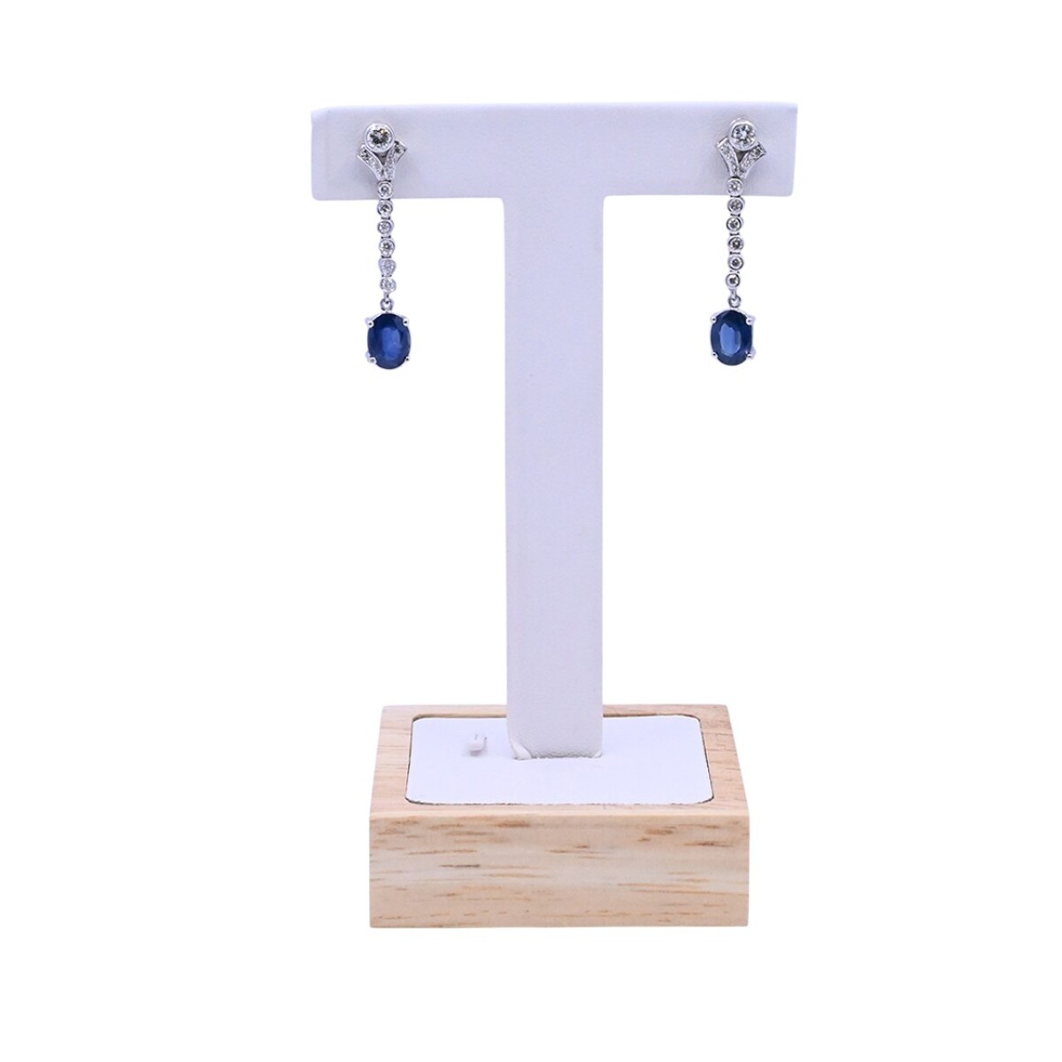 Caravanas oro 18k blanco con brillantes y zafiros oval. 