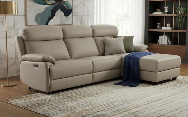 Un sofá con chaise, cuero genuino y reclinable eléctrico