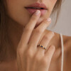 Anillo Evora de oro amarillo 18k con brillantes y zafiros Anillo Evora de oro amarillo 18k con brillantes y zafiros