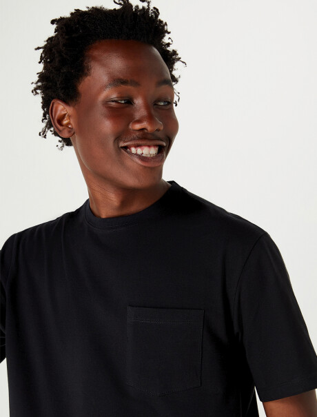 CAMISETA BÁSICA CON BOLSILLO NEGRO