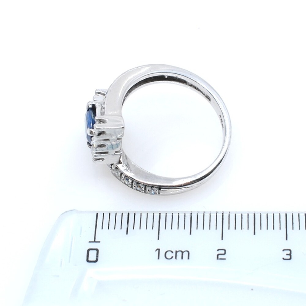 Anillo en oro 18k blanco , brillantes y zafiro Anillo en oro 18k blanco , brillantes y zafiro