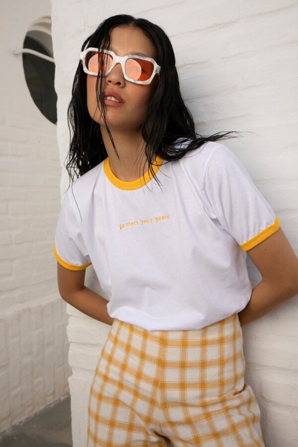 Remera Retro Frase Amarilla
