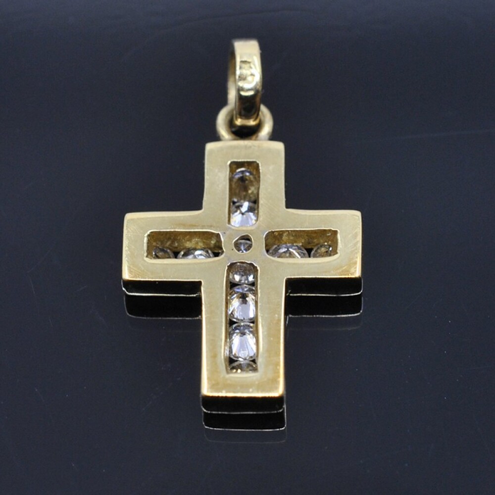 Cruz En Oro 18K amarillo Y brillantes 15 x 12 mm Cruz En Oro 18K amarillo Y brillantes 15 x 12 mm
