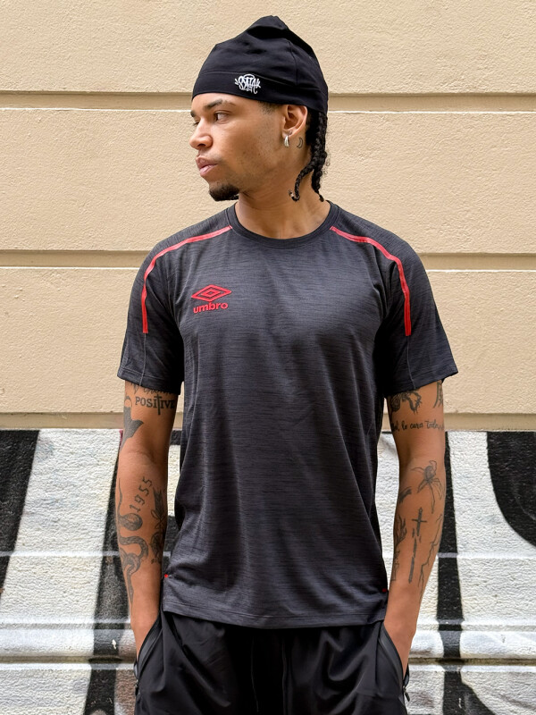 REMERA SYNC Umbro Hombre 024