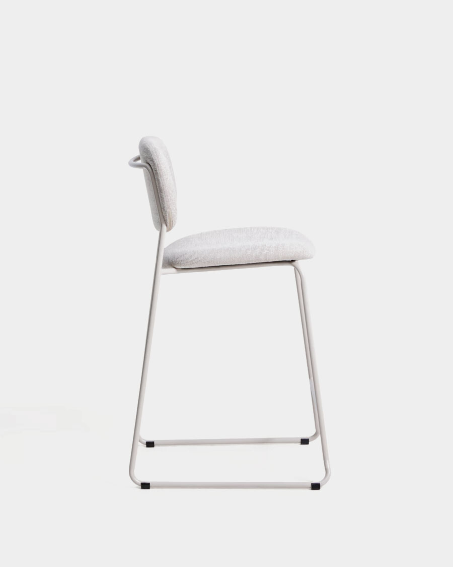 Taburete apilable Meli de chenilla beige y patas de metal beige 65 cm Taburete apilable Meli de chenilla beige y patas de metal beige 65 cm