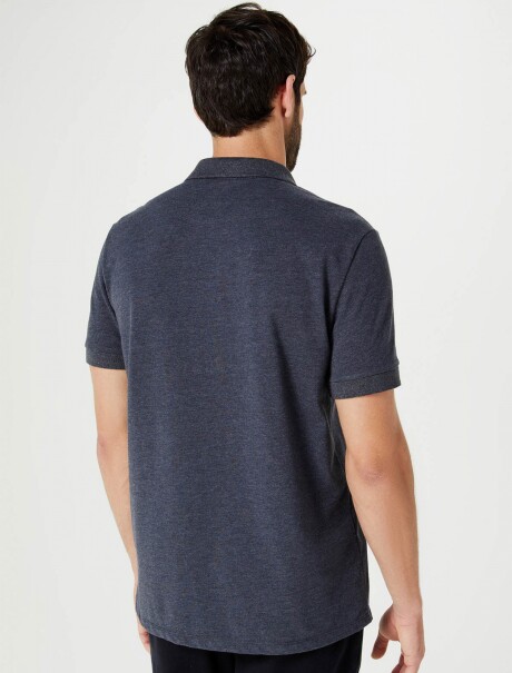 CAMISETA BÁSICA CON CUELLO GRIS OSCURO