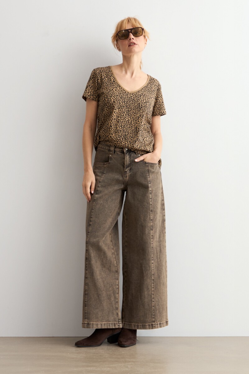 Remera escote en V animal print - tostado 