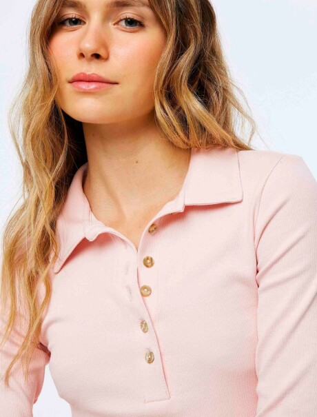 CAMISETA CON CUELLO ROSADO