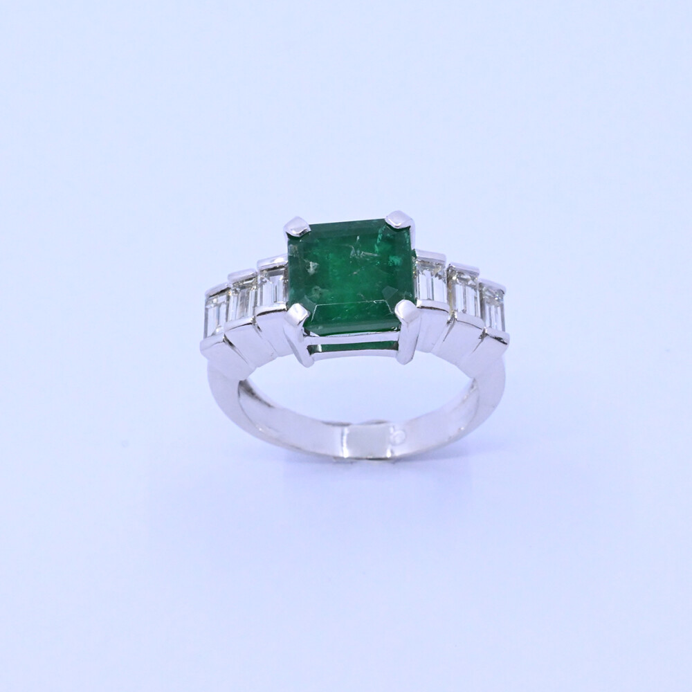 Anillo platino, esmeralda y 6 brillantes. Anillo platino, esmeralda y 6 brillantes.