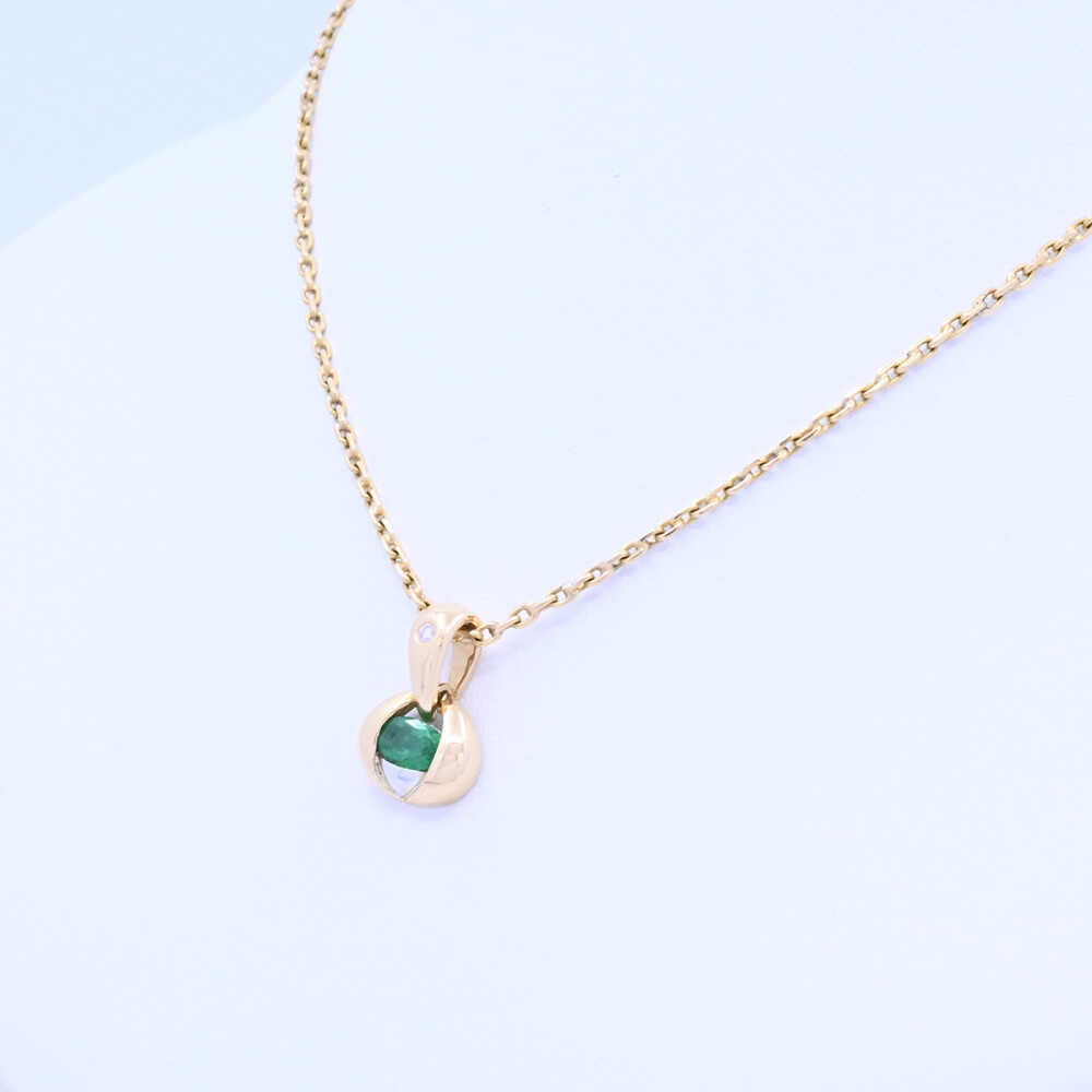 Colgante oro 18k 2 tonos con esmeralda oval y brillante. Colgante oro 18k 2 tonos con esmeralda oval y brillante.