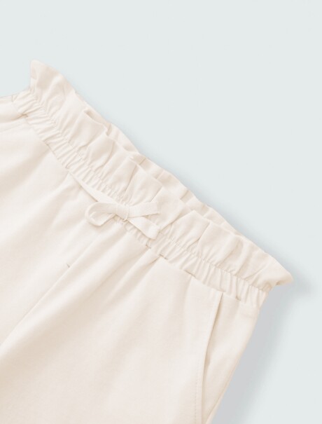 SHORT BÁSICO CON BOLSILLOS Y BORDADO BLANCO