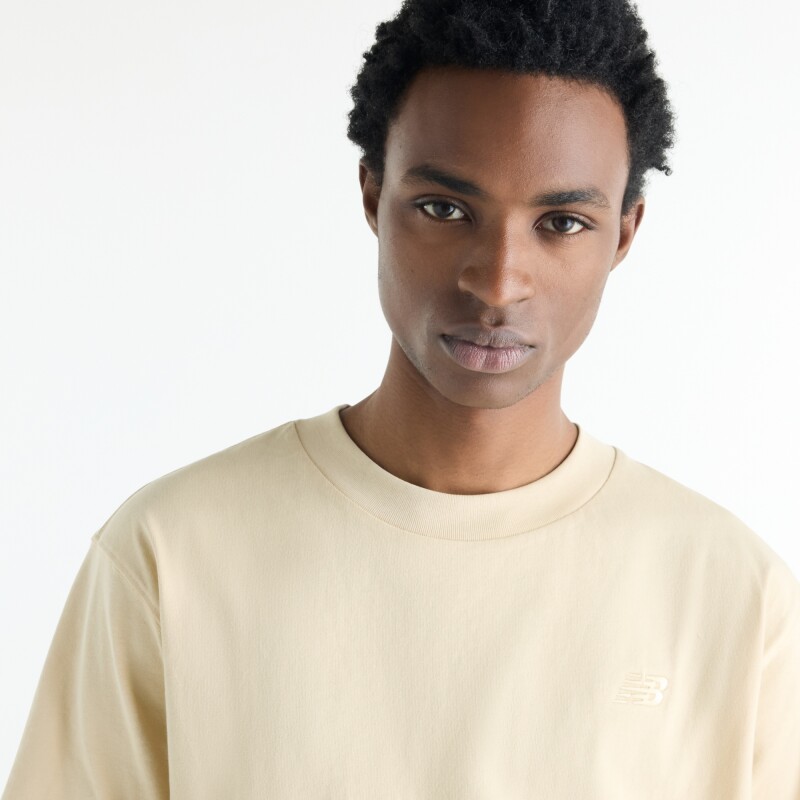 Remera New Balance de Hombre - - MT41533ABC BEIGE