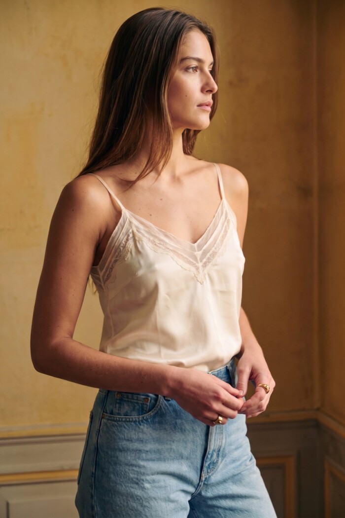 Blusa Satinada Con Encaje Arena