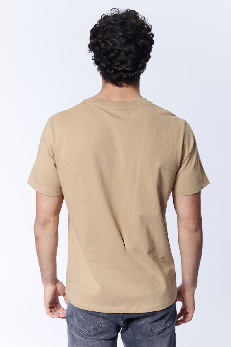 Remera Estampa Relieve Marrón