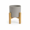 MACETA CERÁMICA M CON SOPORTE DE MADERA GRIS CLARO
