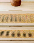 Cómoda Rexit 4 cajones madera maciza y chapa mindi con ratán 90 x 93 cm Cómoda Rexit 4 cajones madera maciza y chapa mindi con ratán 90 x 93 cm