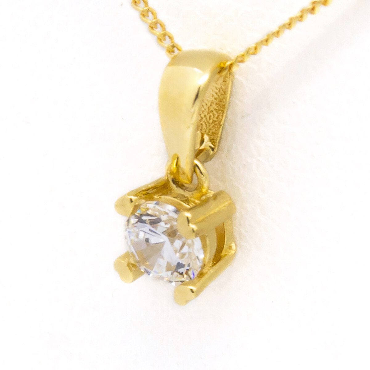 Dije de oro 18 ktes con circonia. 