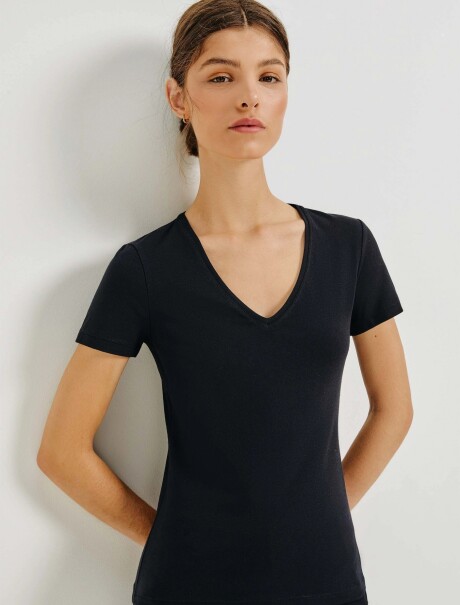CAMISETA BÁSICA MANGA CORTA CUELLO EN V NEGRO