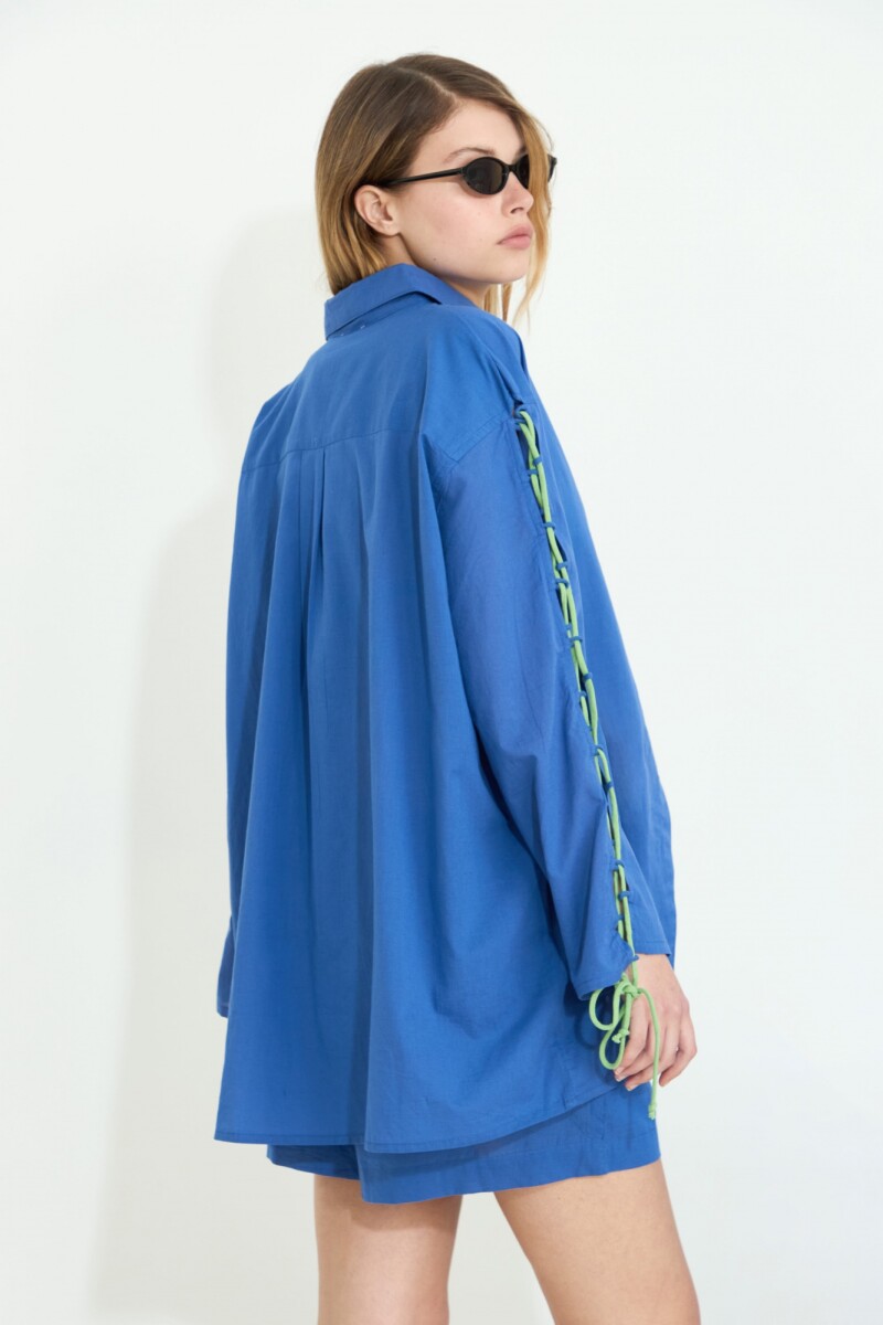 Camisa con mangas acordonadas azul