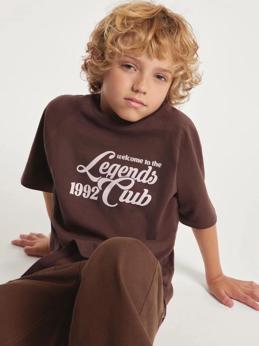 CAMISETA INFANTIL CON ESTAMPA - MARRÓN 