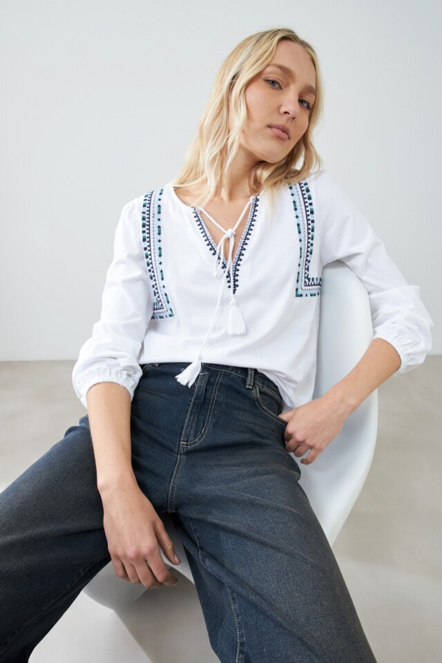 Remera boho con bordados blanco