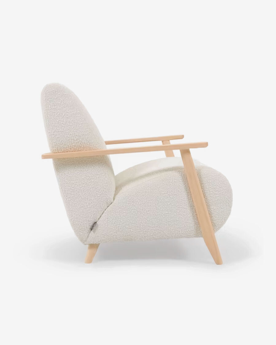 Butaca Meghan de borreguito blanco y patas de madera maciza de fresno con acabado natural