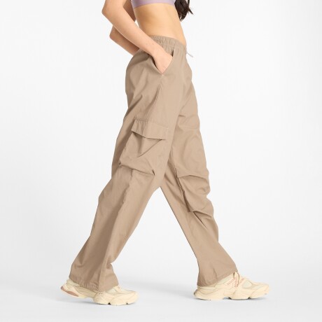 Pantalón New Balance de Dama - NYLON CARGO - WP43534LMR LTMUSHRM
