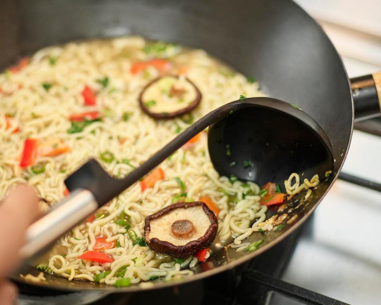 Cucharón profundo de silicona con mango de acero Cucharón profundo de silicona con mango de acero