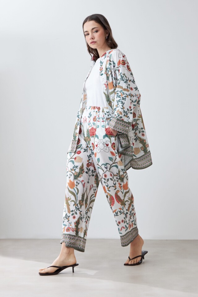Pantalón con estampa floral verde oliva