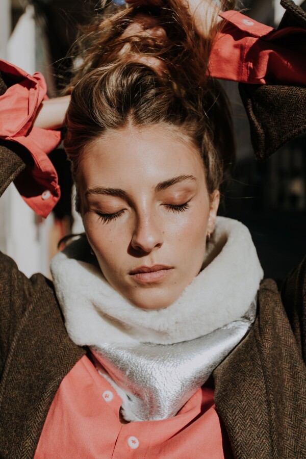 Brightness Warm Neck Plateado Con Blanco