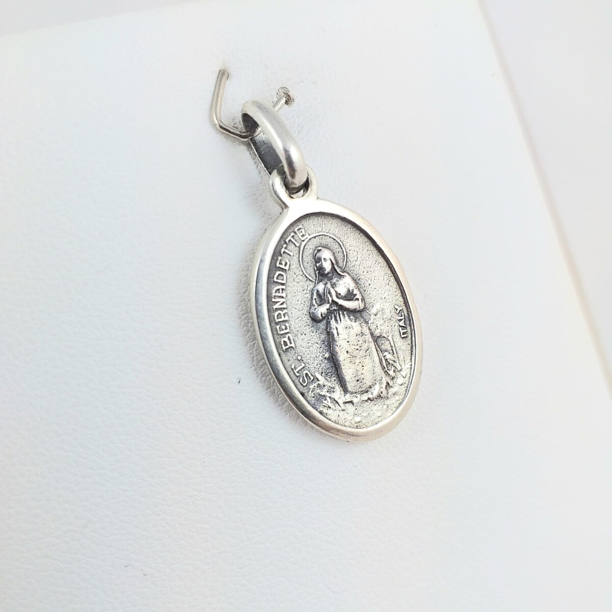 Medalla religiosa de plata 925, Santa Bernardita y Virgen Lourdes, medidas 21mm*15mm. 