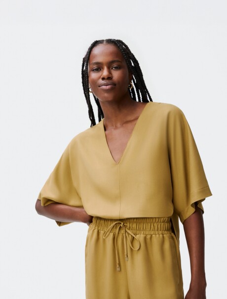 BLUSA CON ESCOTE EN V MARRÓN