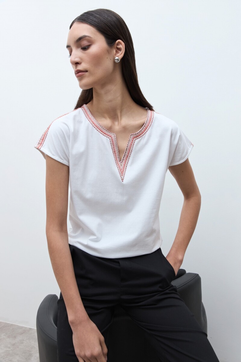 Remera escote V con bordados - blanco 