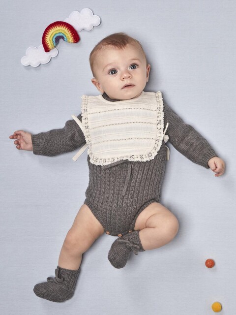 Babero Con Tiras Bordada Blanco Roto