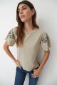 Remera con bordado en mangas beige melange