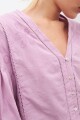 Blusa romántica con bordados lavanda