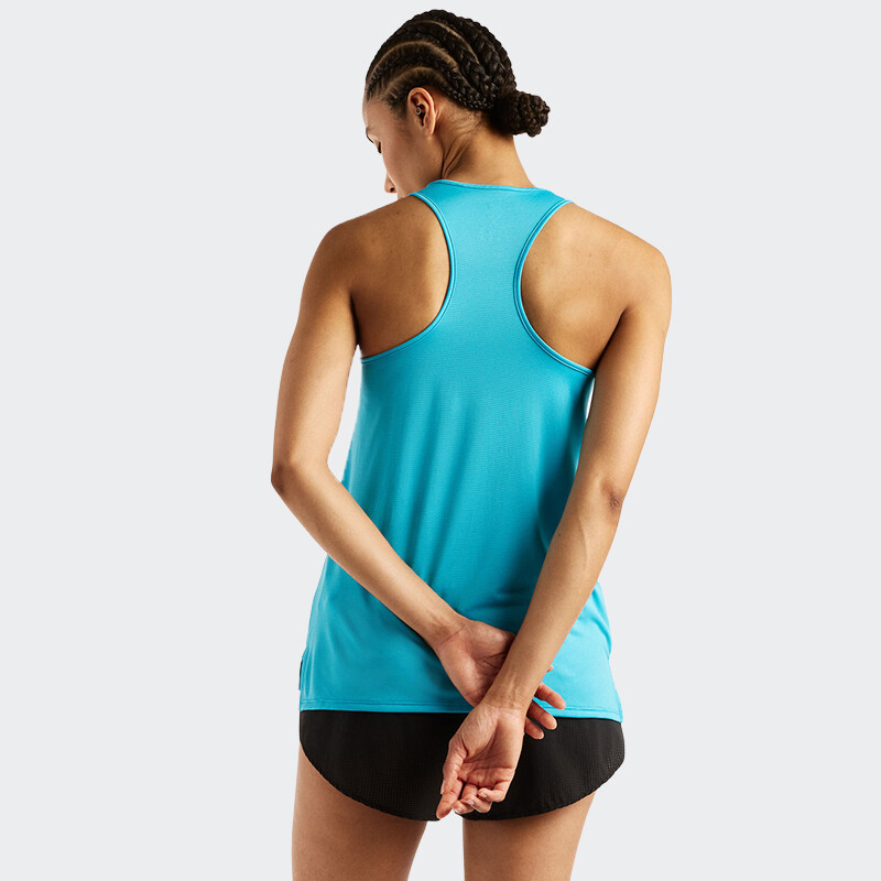 Musculosa New Balance Sport Essentials Celeste