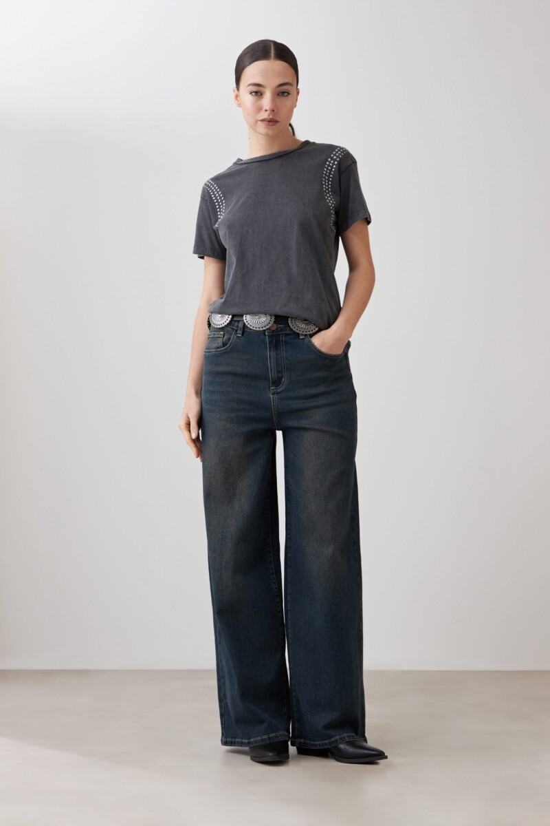 Remera con tachas gris