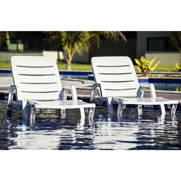 Reposera blanca en polipropileno "LEBLON" -TRAMONTINA TD0790