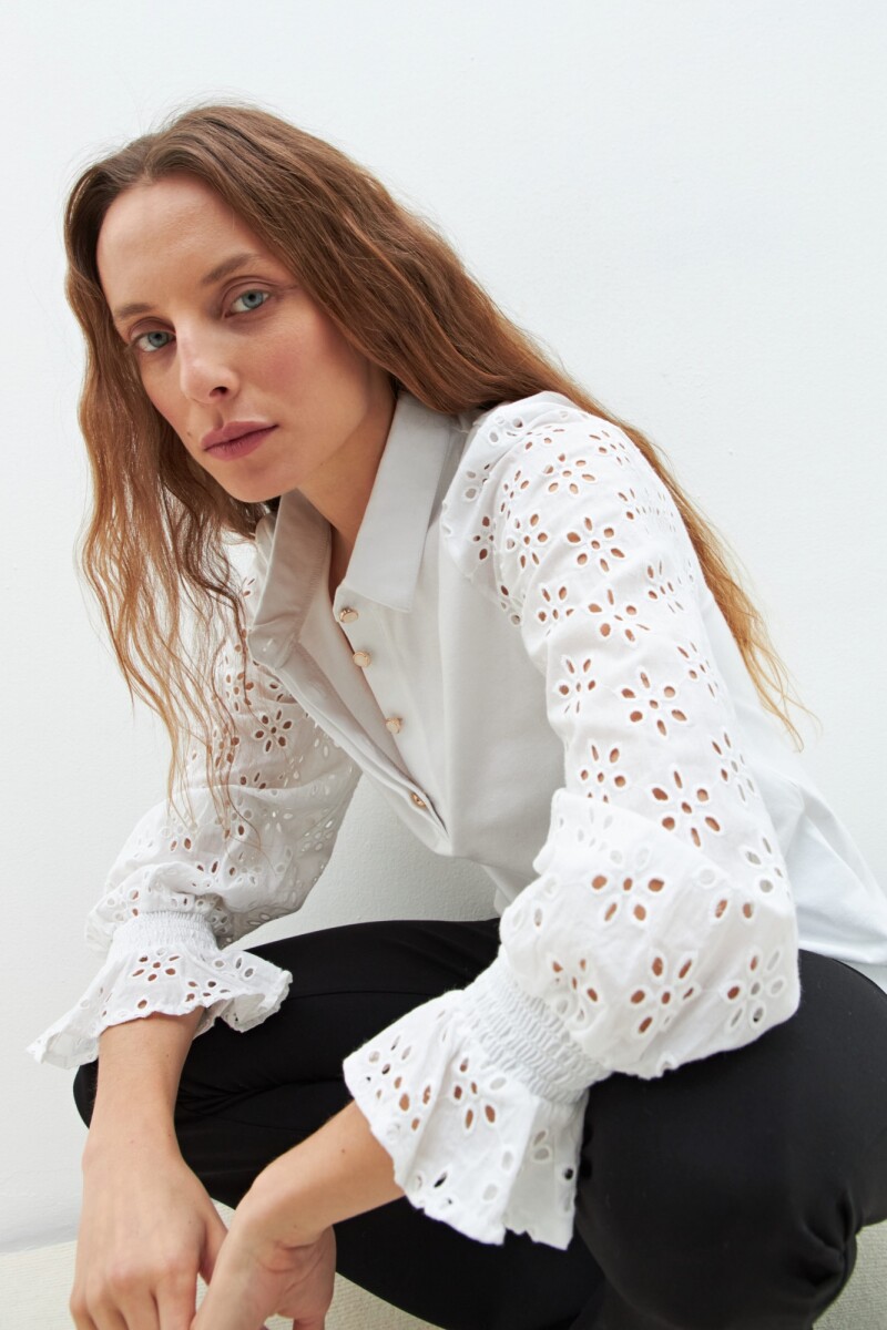 Remera con mangas de broderie blanco