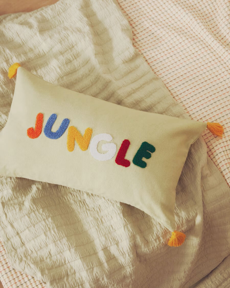 Almohadón Tandani de algodón verde de letras bordadas multicolor 30 x 50 cm Almohadón Tandani de algodón verde de letras bordadas multicolor 30 x 50 cm