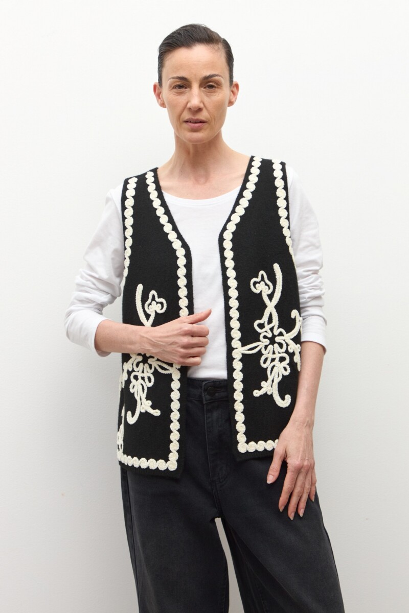 Chaleco tejido con bordado negro