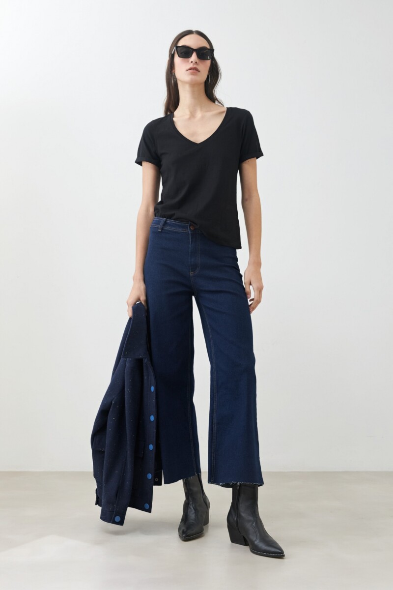 Remera escote en V - negro 