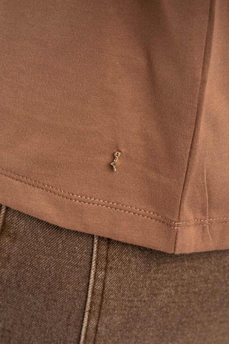 Remera Escote V Algodón Mocha