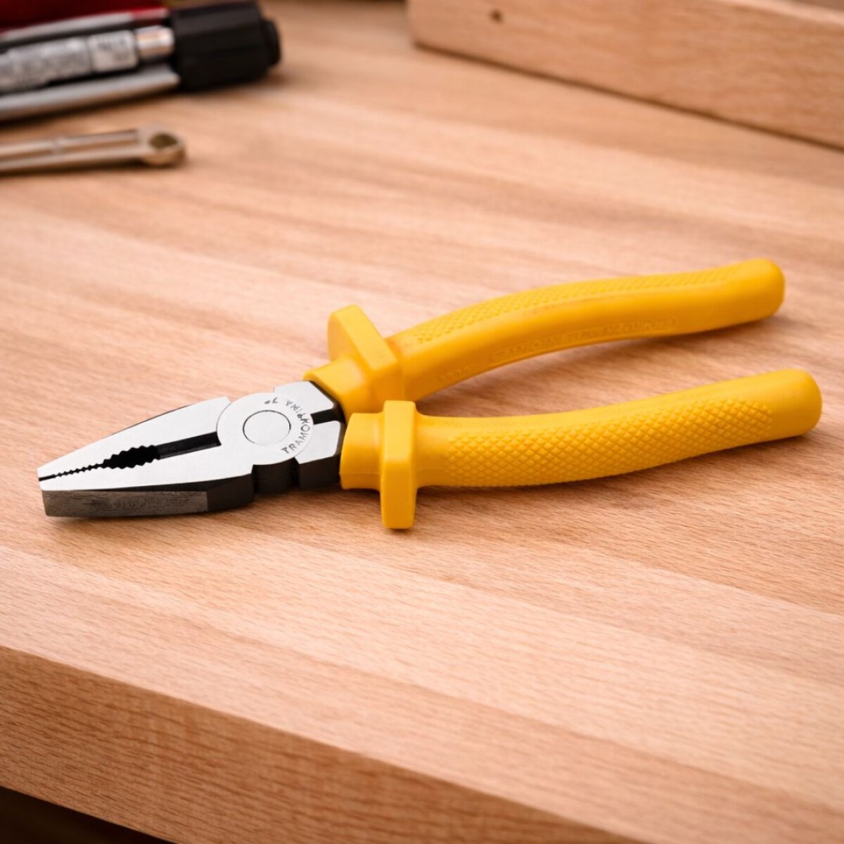 ALICATE PINZA UNIVERSAL AISLACION PESADA TRAMONTINA 7" 