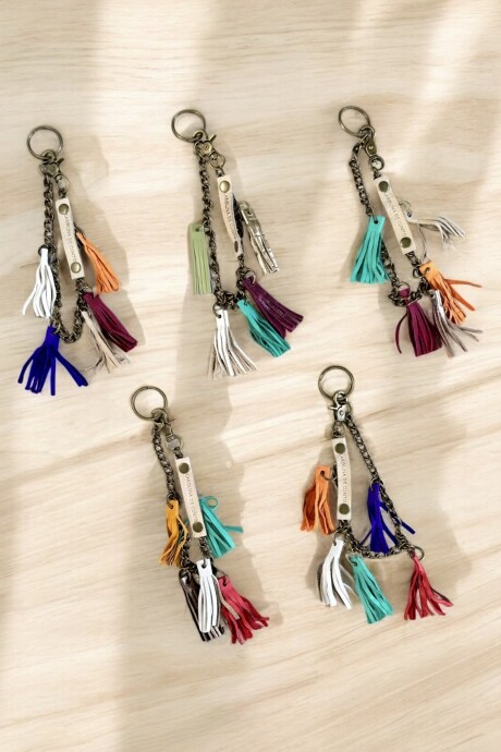 Llavero Y Embellecedor De Cartera Con Flecos Multiples Funciones Y Colores Variados. Llavero Y Embellecedor De Cartera Con Flecos Multiples Funciones Y Colores Variados.