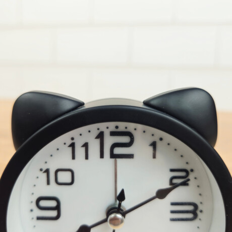 Reloj de escritorio con orejitas de gato Negro